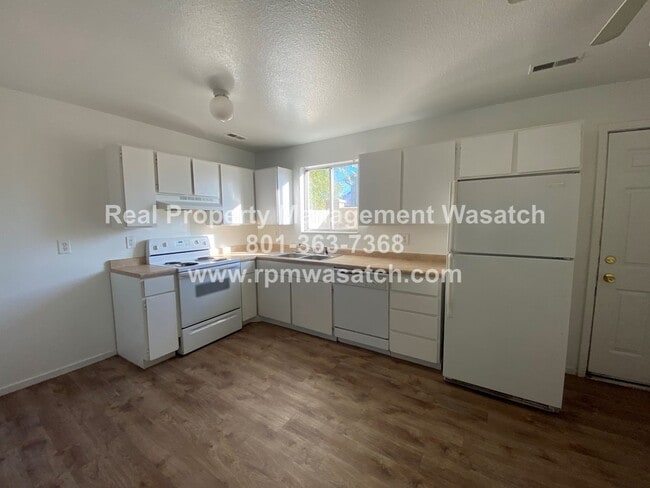 Building Photo - Check out This Unique 3 bed 1.5 Bath Townhome in Murray