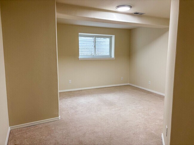 Building Photo - Spacious 4-bedroom, 3-bathroom home located in the Deer Run neighborhood