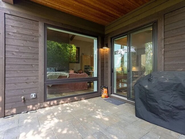 Building Photo - Spacious Tetherow Home with Community Amenities