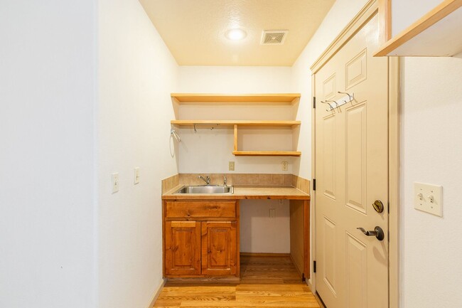 Building Photo - Studio Unit Available in a Meridian Neighb...