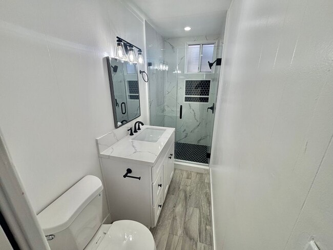 Building Photo - Fully Renovated 2bd/1ba! Just a block from...