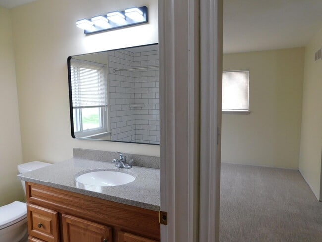 Building Photo - 3385 Burbank Dr