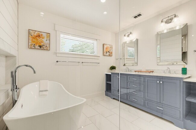 Building Photo - Modern Preston Hollow-Area Home with Resort-Style Services