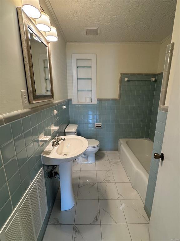 Building Photo - 2251 Country Club Dr