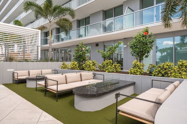 Building Photo - 400 Central Ave