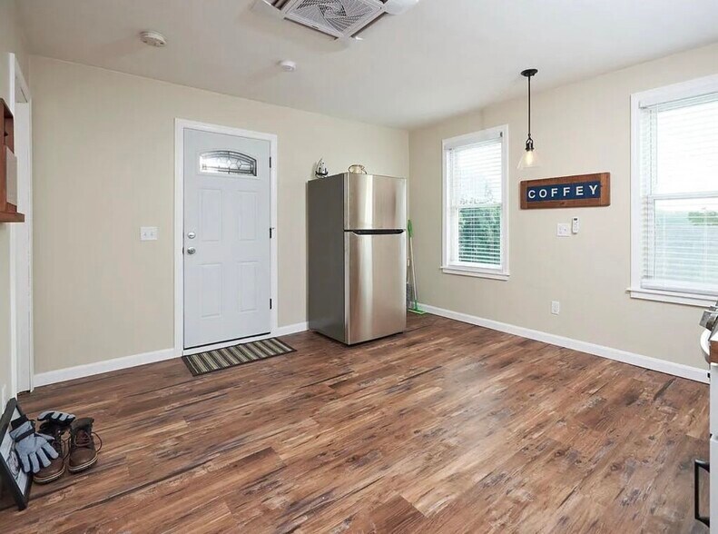 Building Photo - 42 Whipple St