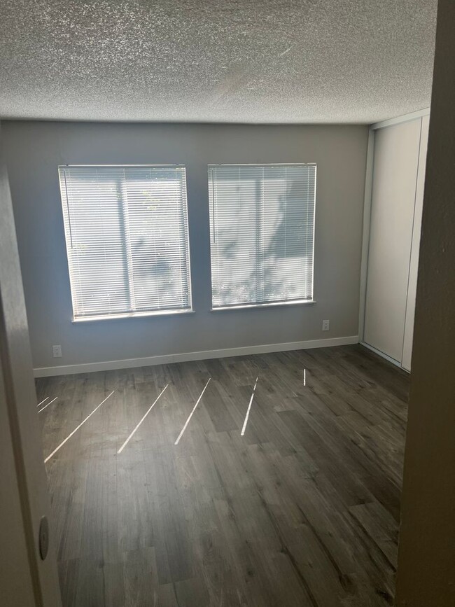 Building Photo - 3 Bedroom 1.5 Bathroom   Cheyenne & Civic ...