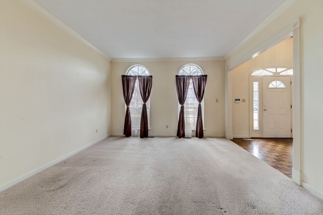 Building Photo - Spacious Parkway South Home with Walk-Out Basement & Large Backyard