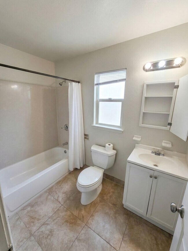 Building Photo - Recently Remodeled 1 Bedroom Duplex Unit Looking for a new tenant!