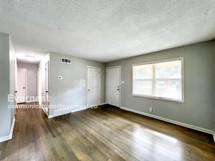 Building Photo - 8549 Southaven Cir W
