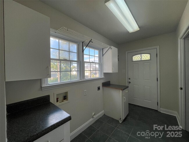 Building Photo - 1120 Hensley Rd