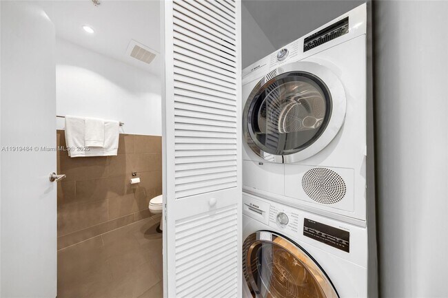 Building Photo - 601 NE 36th St