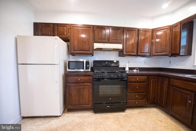 Building Photo - 800 Rosemere Ave