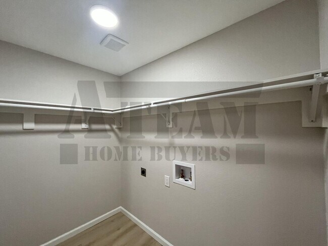 Building Photo - Beautifully updated 3-bedroom, 2-bathroom