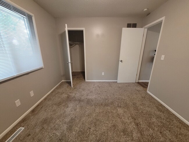 Building Photo - 3 Bedroom with Fenced Yard!
