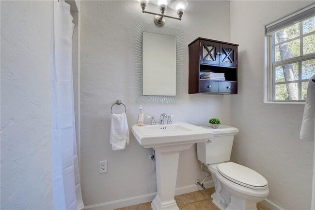 Building Photo - 302 NW 11th St