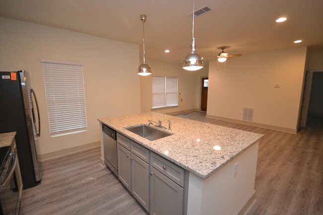 Building Photo - 3925 Overbrook Dr