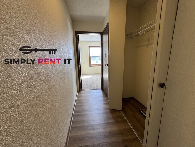 Building Photo - Renovated 2 bedroom, Story City