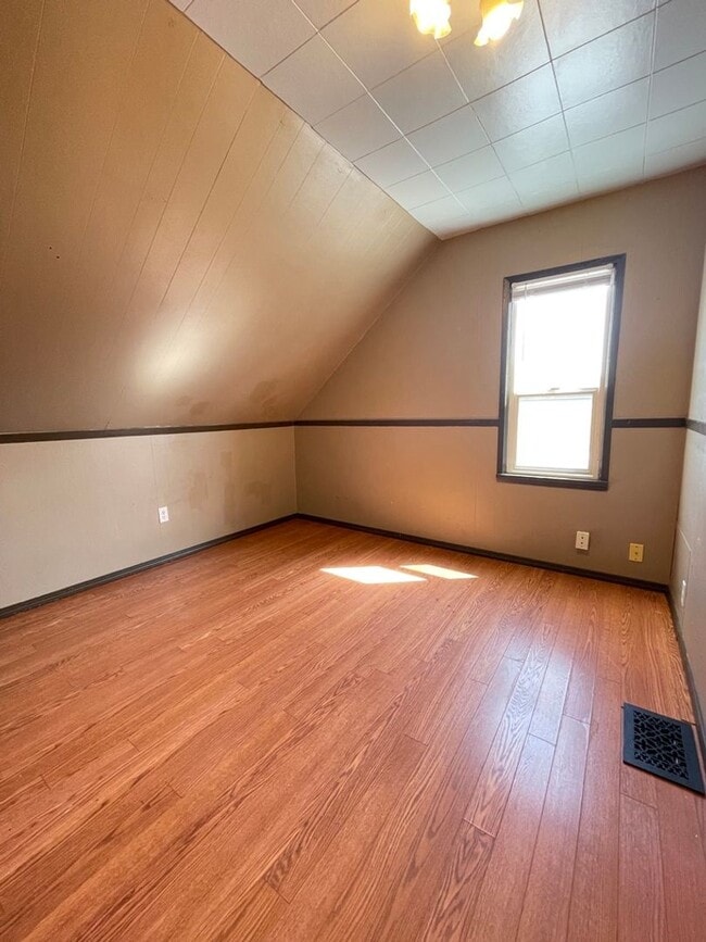Building Photo - 3 Bedroom 2 Bathroom Home in Fantastic Location