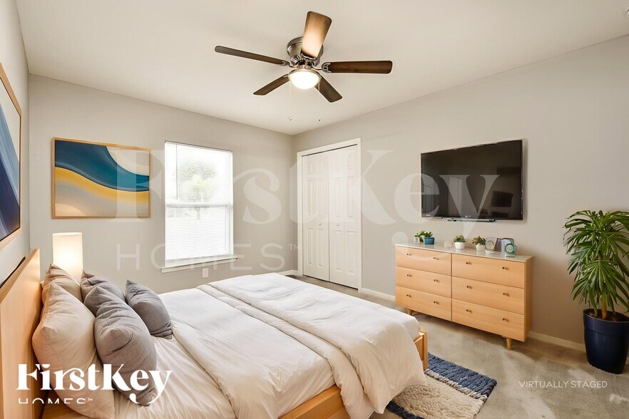 Building Photo - 2912 NW 18th Pl