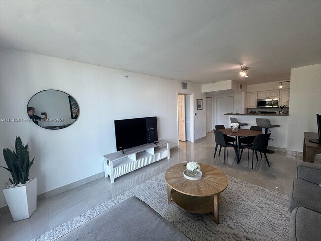 Building Photo - 1155 Brickell Bay Dr