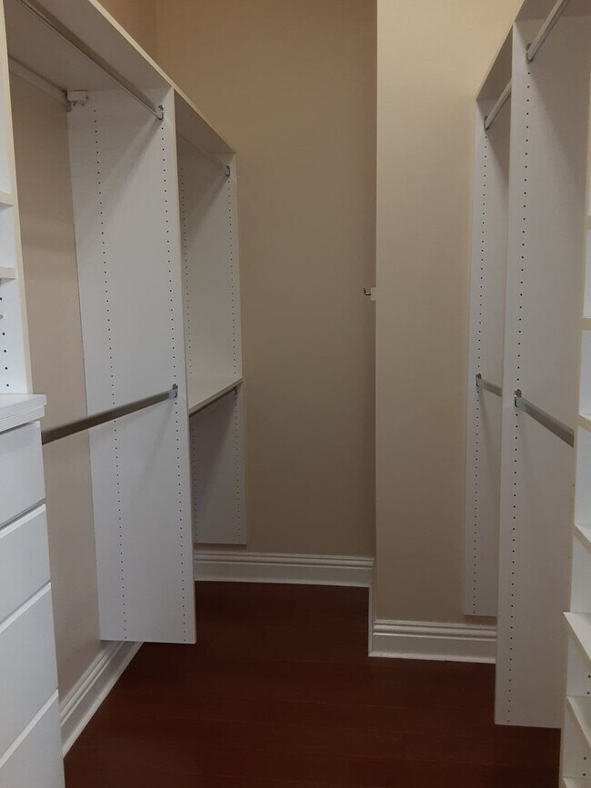 Building Photo - Annual unfurnished 3/2 SFH with pool in The Oaks!