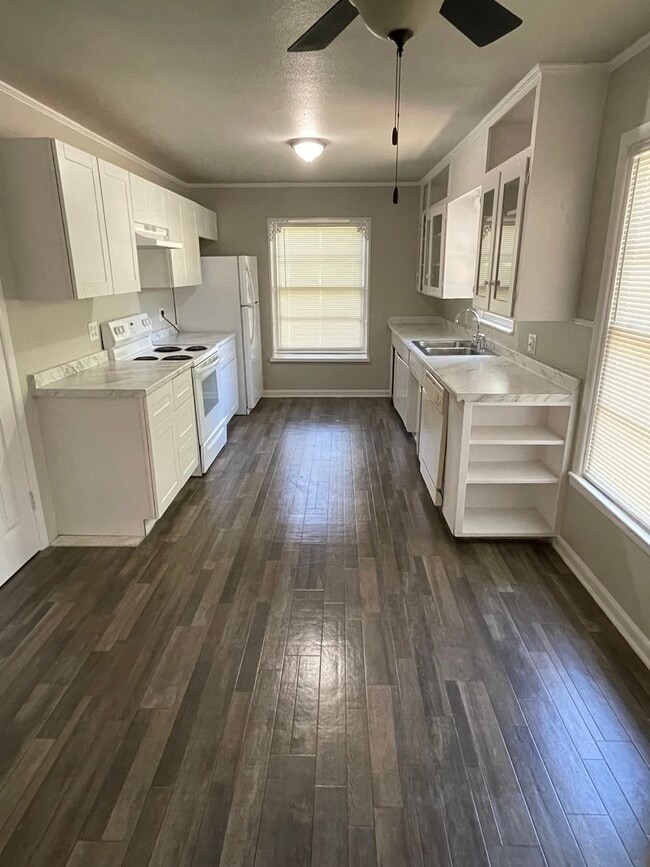 Building Photo - 2 BEDROOM 2 BATHROOM HOUSE BY UNT
