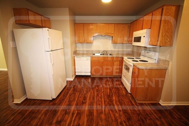 Building Photo - Discover comfort and convenience in this w...