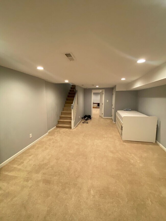 Building Photo - 5706 Warrington Ave