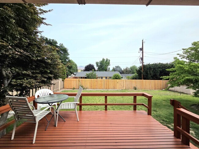 Building Photo - ** Oversized 4-Bedroom House w/ 2-Car Garage, & Fenced Backyard in a great Wenatchee Neighborhood!
