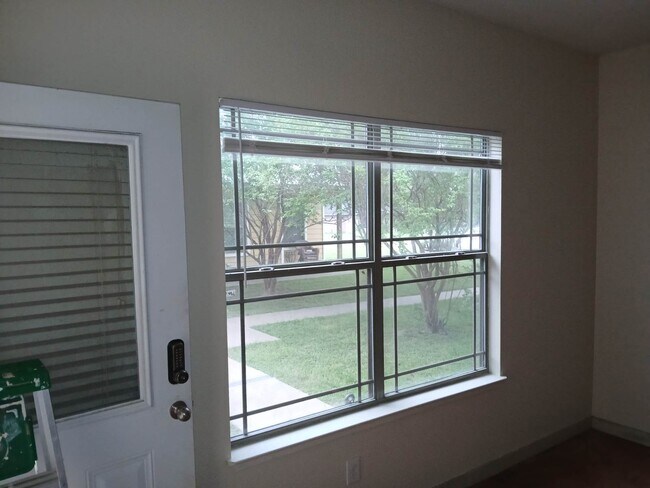 Building Photo - The commons at Somerville