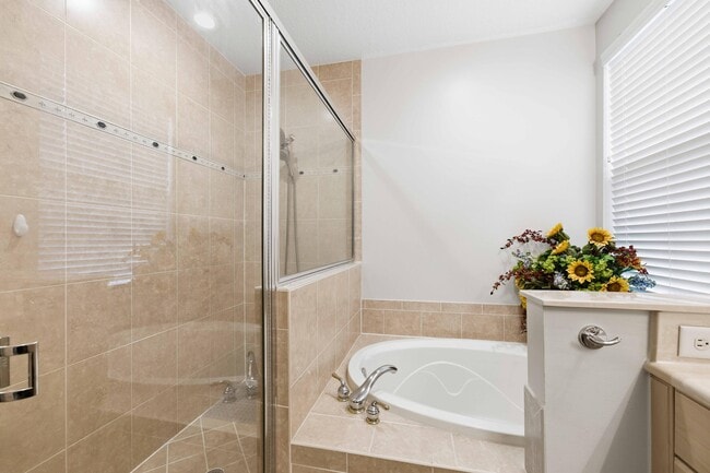 Building Photo - 11850 Valencia Gardens Ave