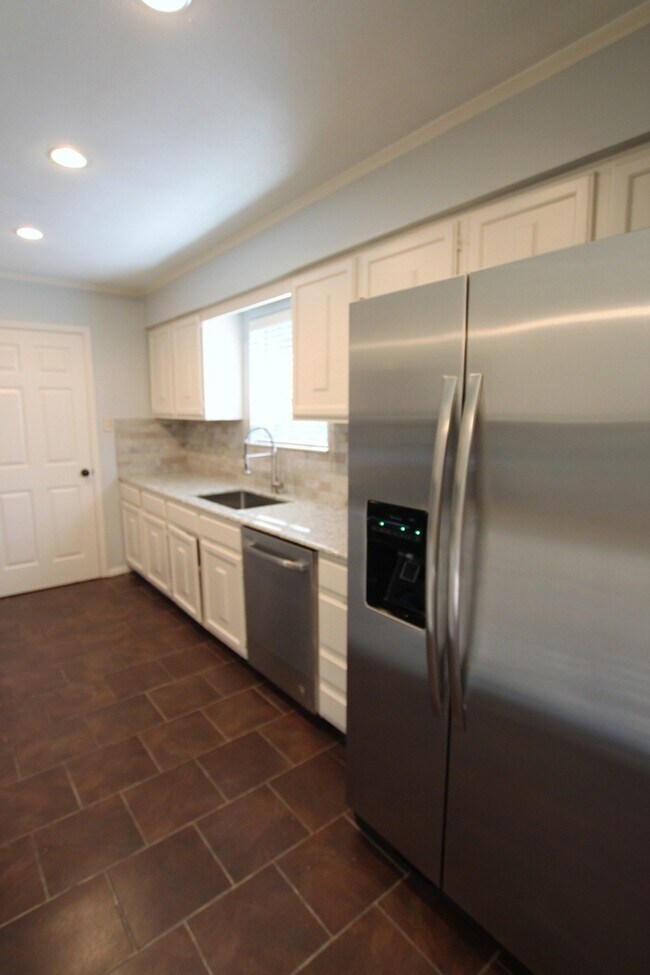 Building Photo - Available Now: Stunning 4-bedroom, 2-bath ...