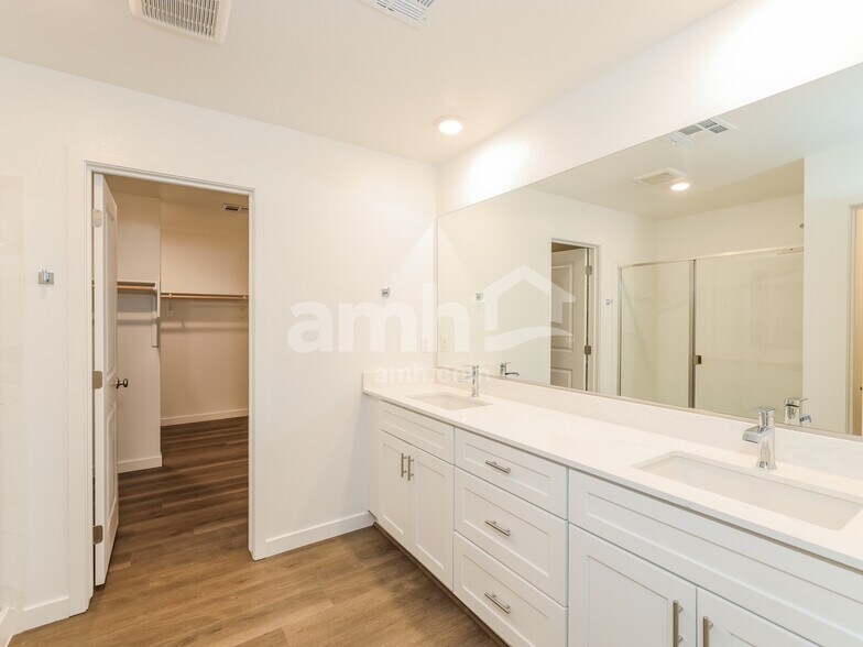 Building Photo - 2348 Devin Ave