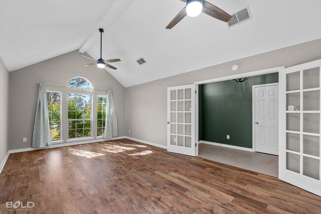 Building Photo - Check Out this 4 bed 2 bath