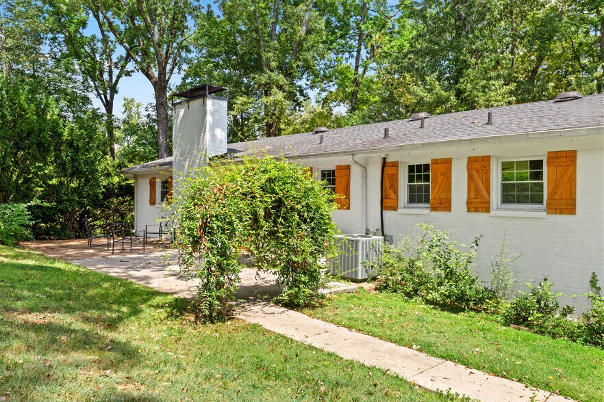 Building Photo - 7916 Valley View Dr SE