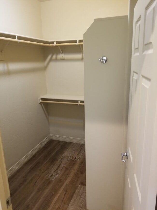 Building Photo - Beautiful, Pet Friendly, Multi-level, 2110 sqft, Luxury Townhouse w/A/C! 3 Bed, 2.5 Bath, + Loft ...