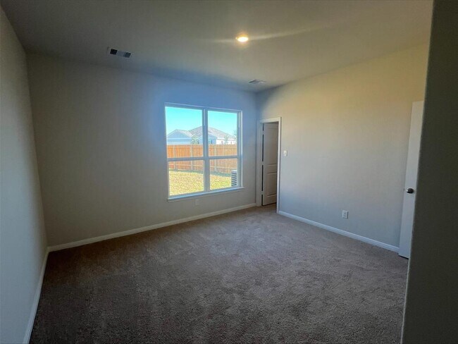 Building Photo - 15850 Berry Hl Dr