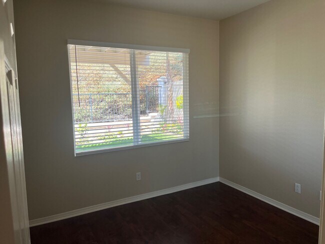 Building Photo - Gorgeous 5 bedroom, 3 bath plus Loft - Mou...