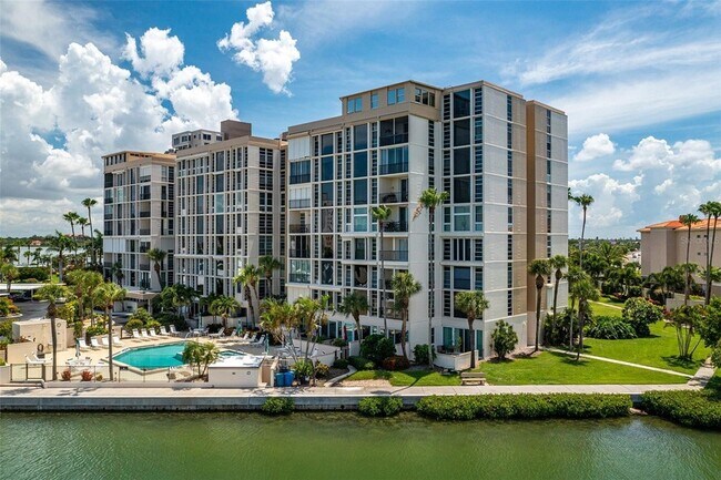 Building Photo - 7400 Sun Island Dr S