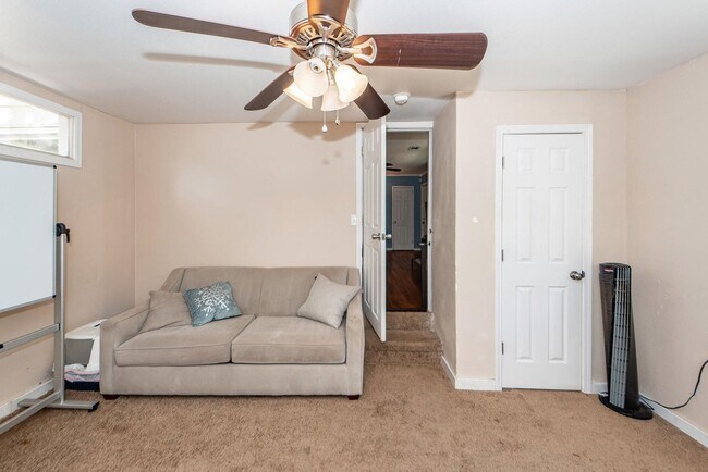 Building Photo - Comfortable Home Minutes from Park Circle
