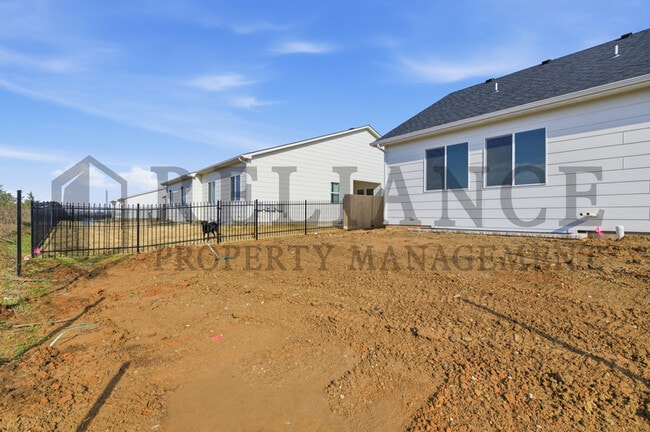 Building Photo - 5249 N Pinecrest Ct