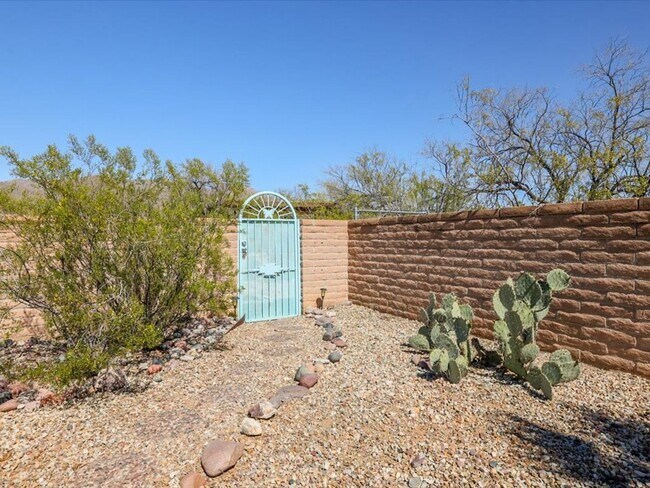 Building Photo - ? Stunning Mountain-View Home with Private Pool & All Utilities Included!!