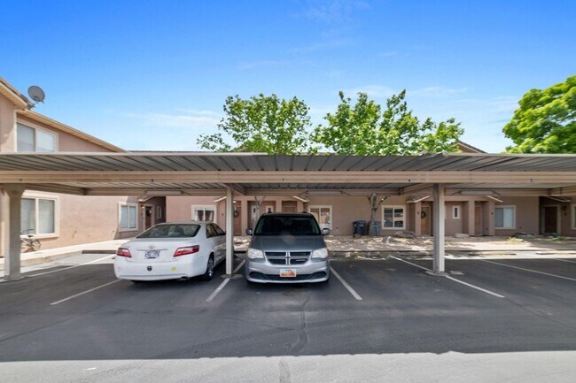 Building Photo - 3 Bedroom End Unit Townhome!