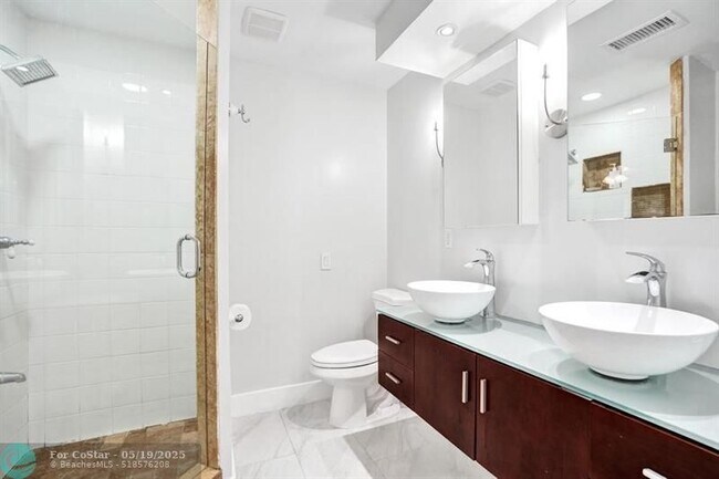 Building Photo - 802 SW 12th Ct