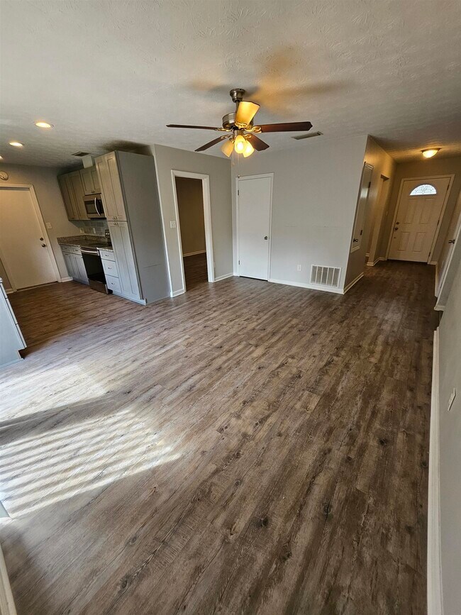 Building Photo - 3235 Springdale Dr