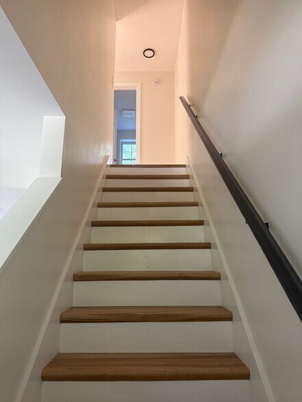 Building Photo - 2 Sams Pl