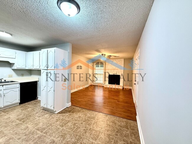 Building Photo - 2105 Epworth Dr NE