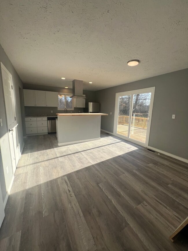 Building Photo - 2 bedroom and 1.5 bathroom house