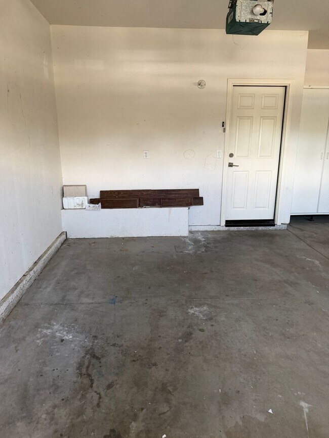 Building Photo - 841 Rosebud Dr